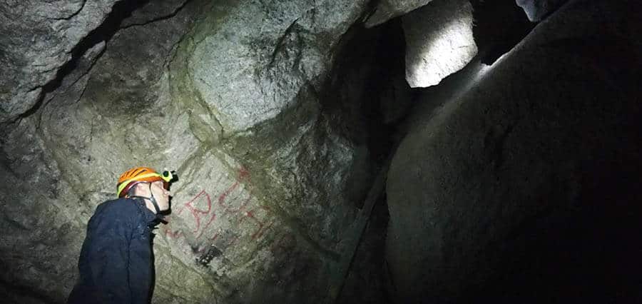 Rune inde i Balsberg Grotten
