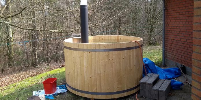 Hjemmebygget vildmarksbad i haven. Kursus:Byg dit eget vildmarksbad
